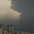 Crno nebo iznad Teherana: Izrael gađao naftna postrojenja, stiglo upozorenje na toksičnu kišu (video)