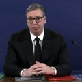 Vučiću prošle godine poklonjeni skupocen sat, portreti, dresovi sa njegovim imenom…