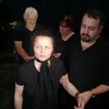 Sve vreme priča sa suprugovom fotografijom: Mala Cana slomljena na komemoraciji Andrije Bajića (foto)