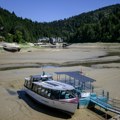(Foto, video) Nešto strašno se desilo turističkom biseru! Popularno jezero u Evropi postalo Sahara: Čamci nasukani, prizor je…