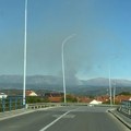 Gorela divlja deponija kod Vlasotinca, dim se video i u Leskovcu