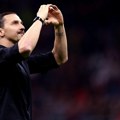 U kući ima samo jednu sliku - da deca znaju odakle hrana na stolu! Priča koja se čita u dahu: "Kad kažem da sam bog, ne šalim…
