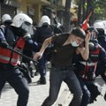 Demonstranti u Tirani iznosili nameštaj, opremu i štampač iz Ministarstva privrede