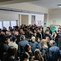 (Фото, видео) Ко је с ким дошао на гласање? Политичари чекали у реду: Неко сам, неко са породицом, а неко са комшијама