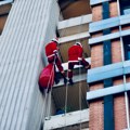 Deda Mrazevi sa krova pirotske bolnice: Pripadnici Gorske službe spasavanja delili paketiće deci