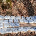 Policija presrela "fijat" i u fabričkoj šupljini za boce našli 66 "cigli" droge: Uhapšen diler iz Kraljeva