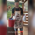(Video): Muž Tamare Milutinović sa keceljom i kantom u ruci: Pred gala svadbu slavio sa prijateljima, oni mu pevaju: "Slušaj…