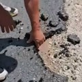 “Nemoj dalje, grehota je”: Rukama lomio novi asfalt u Sandžaku