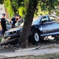 Sa BMW – om slupao klupu, zakucao se u drvo, pa pobegao