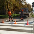 Služba signalizacije JKP Šumadija Kragujevac izvodi radove na obeležavanju horizontalne signalizacije