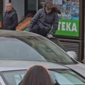 Teško povređena devojka koju je na blokadi u Ruzveltovoj udario auto, a potom je nosio na krovu (UZNEMIRUJUĆI SNIMAK)