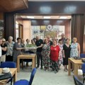Penzioneri predali simbol čuvanja grada grupi Ljudi u centru