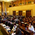 Sednica skupštine ap Vojvodine: Poslanici raspravljaju o budžetu, deo opozicije ne prisustvuje zasedanju, policija ispred…