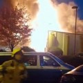 Prvi snimci katastrofalnog požara u Londonu Ogroman plamen obasjao noćno nebo, 100 vatrogasaca na terenu (video)
