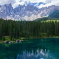 (Video) Panika na jezeru! Odjednom se pojavilo nešto ogromno, krenulo ka čamcima, turisti se prestravili