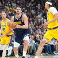 Nikola Jokić novim tripl-dablom vodio Denver do pobede nad Lejkersima u noći rekorda Lebrona Džejmsa