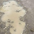 Čitaoci javljaju: U ulici koja spaja Bratmilovce i Bobište ne može da se prođe od rupa
