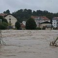 "Sava visoka više od 6 metara, brzina protoka: 3.700 m³/s" Pogledajte snimke nabujale reke u Sloveniji: Savski talas nosi sve…