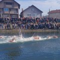 “Pobednici smo svi koji smo danas skočili u hladnu vodu”: Zaječarac Marko Panić pobednik bogojavljenskog plivanja