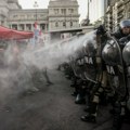 Otkaz bez obrazloženja, 10 dana porodiljskog osustva: Protesti u Argentini zbog radikalnih reformi, više povređenih u…