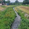 Док чекамо одговор из Србија вода, коров на обали Градашничке реке покошен. А корито и река озеленела!