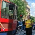 ВИДЕО: Трамвај излетео из шина у центру Београда и завршио на тротоару
