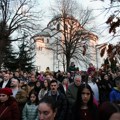 Liturgija za Badnji dan u Hramu svetog Save okupila veliki broj vernika, večeras paljenje badnjaka