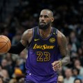 Lebron izveo zakucavanje godine preko igrača koji je 20 godina mlađi i 10 cm viši (video)