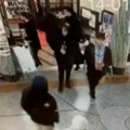 Snimci nadzornih kamera sa Pravnog fakulteta - zajedno uneli alkohol, kasnije se potukli