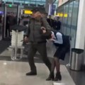 Drama na aerodromu u Kazahstanu: Napadač sa nožem pretio da će izbosti radnicu obezbeđenja (video)