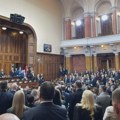SNS odabrao taktiku “samo tetki da odnesem lek“: Opozicija o najavi održavanja dve plenarne sednice u junu i julu