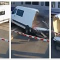 Stravičan sudar na pruzi! Kombi ostao na šinama iza spuštene rampe, voz ga uništio (video)