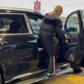 Lepa Brena sletela u Beograd u pratnji sina Viktora: Pevačica u opuštenom izdanju "uletela" u luksuzni džip