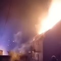 Gori porodična kuća u Gornjem Milanovcu: Vatra progutala ceo krov: Na terenu veliki broj vatrogasaca (video)