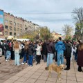 Srednjoškolci bojkotovali nastavu i blokirali raskrsnicu u Nišu