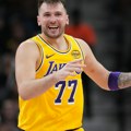 Povredio se Luka Dončić, loše veče za Lebrona, Lejkersi slavili