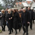 Samo dvoje kolega došlo na sahranu majke Goge Sekulić: Oni su utešili uplaklanu pevačicu slomljenu od bola
