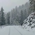 (Video) Ovaj deo Srbije pod snegom Zabeleli se planinski vrhovi: Saobraćaj otežan, drvo preprečilo put na jednom putnom pravcu…