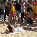 "Ma, dajte joj medalju!" Kupačica na plaži ignorisala princa Harija i Megan Markl i postala internet zvezda