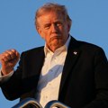 Donald Tramp objavio sliku šefa centralne banke kako pada u smeće