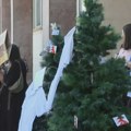 Jelka ispred Skupštine grada okićena licencama, uniformama, zdravstvenim knjižicama, karticama lojalnosti: Zaposleni Apoteke…