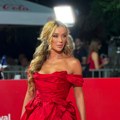 Хаљина од свиле дугачка 10 метара Теа Таировић на филмском фестивалу прошетала црвеним тепихом: Све очи упрте у њу (видео)…