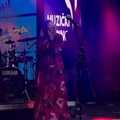 Goca Tržan ronila suze usred nastupa: Pevačica se slomila na koncertu, prekrila lice rukama - reakcija publike ju je dotukla…