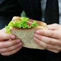 Beograđanin kupio sendvič, a ono što je dobio uz zelenu salatu je baš grozno: Odmah sve fotografisao i objavio (foto)