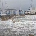 Automobili završili u moru, a ribe na ulicama: Orkanski vetar napravio pravu pometnju na Jadranu (video)