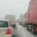 Snimak mećave na auto-putu Beograd-Niš: Sneg veje, slaba je i vidljivost