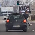 "Barem daje migavac kada se prestrojava" Šok prizor u Beogradu, muškarac napola viri iz automobila dok juri brzom trakom