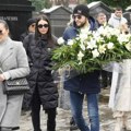 Belo cveće za nikad prežaljenog tatu: Veljko i Anastasija na groblju, Ceca se ne odvaja od trudne Bogdane