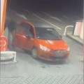 "Prodaj auto ako nemaš para za gorivo, nije sramota ići gradskim prevozom": Kradu na pumpi i to pred kamerama! (video)