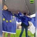 Kreće pobuna! Francuzi cepaju EU i NATO zastave (video)